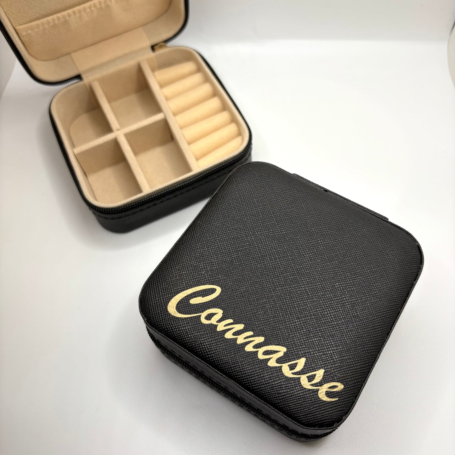 Boîte à Bijoux Noire “Connasse” – Cadeau Humour & Original pour Femme