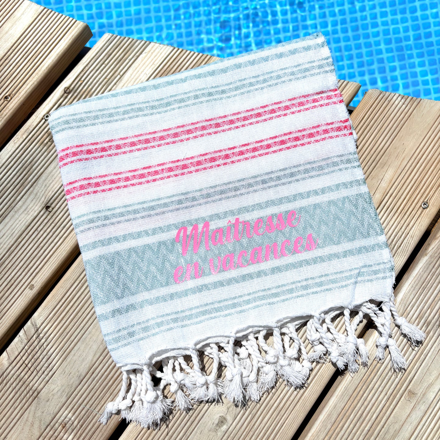 🧴☀️ Fouta personnalisée "Maîtresse en vacances" – 90x170 cm