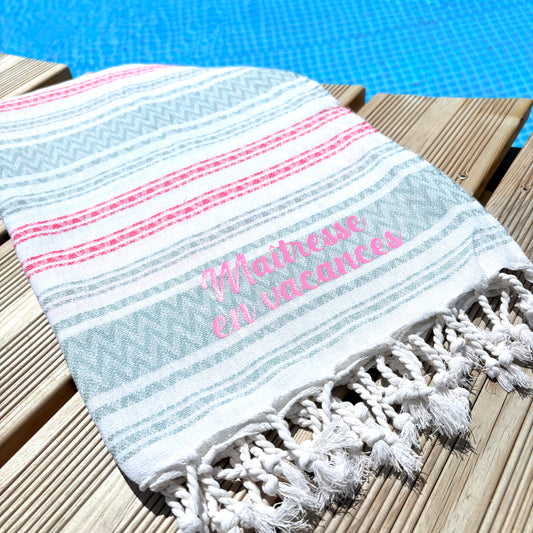 🧴☀️ Fouta personnalisée "Maîtresse en vacances" – 90x170 cm